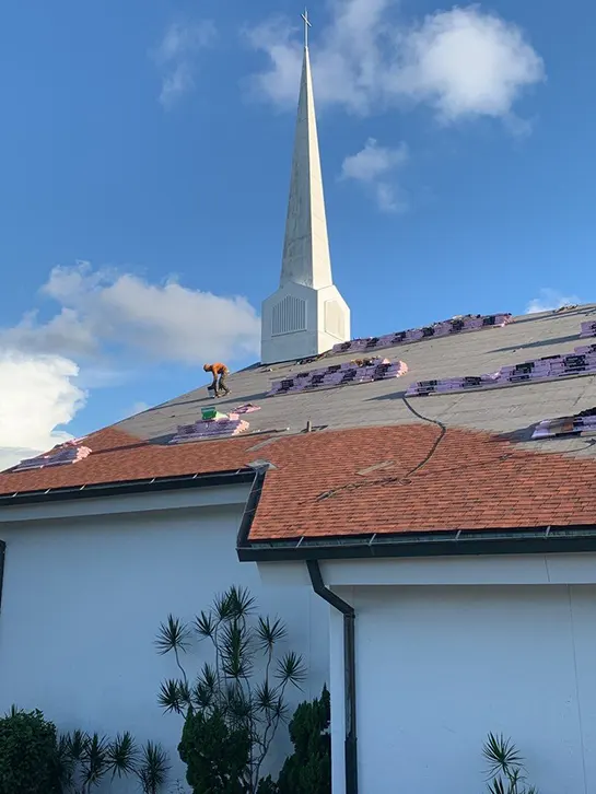 An important church with a steeple on top of a roof.
